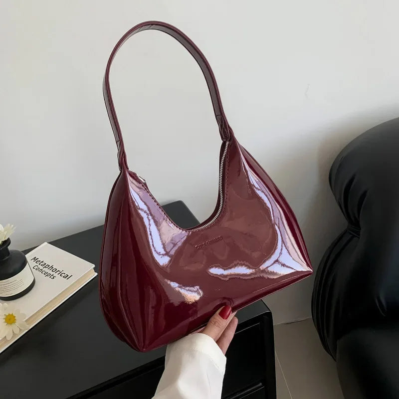 Vera™ – Elegantní bordó kabelka přes rameno s lakovaným povrchem
