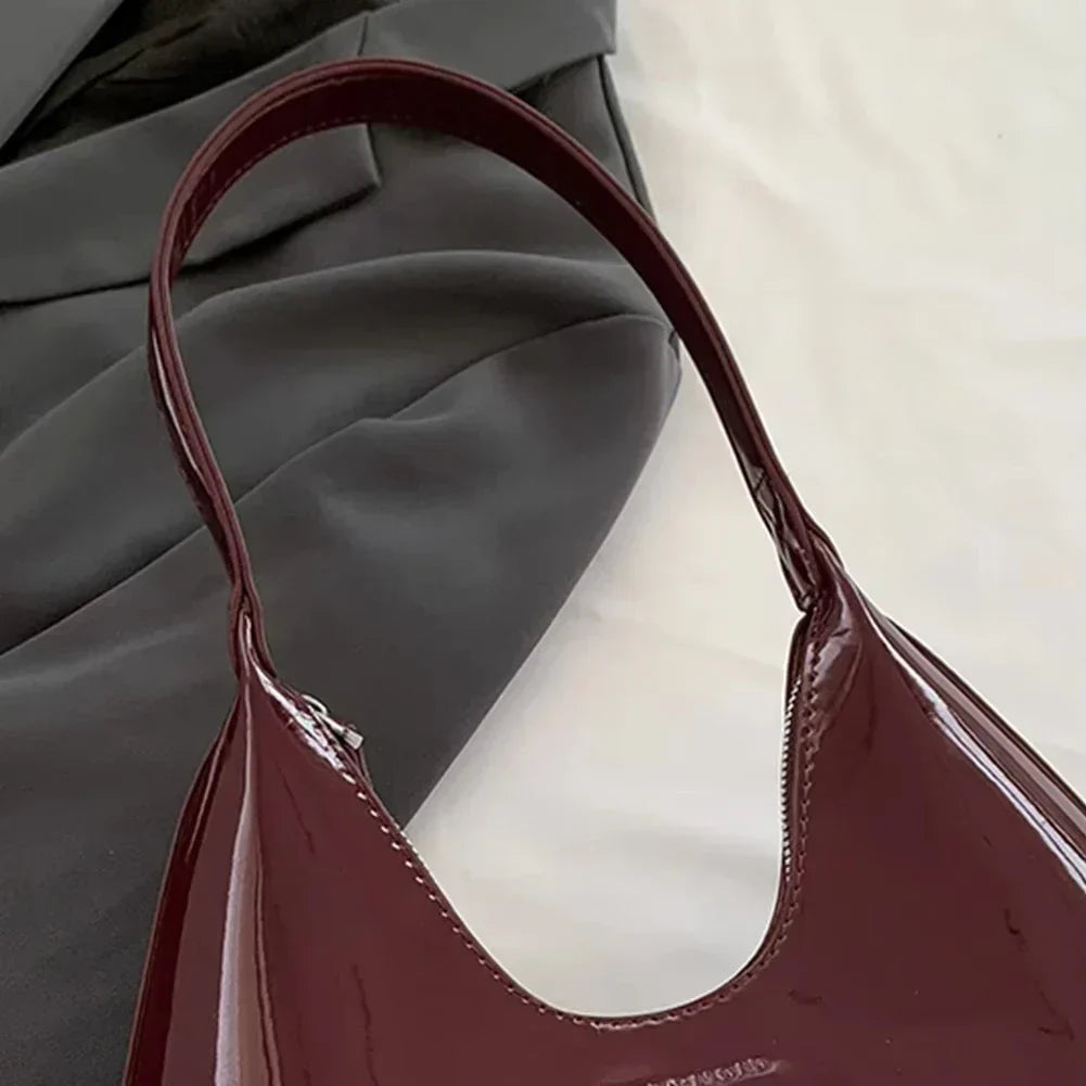 Vera™ – Elegantní bordó kabelka přes rameno s lakovaným povrchem