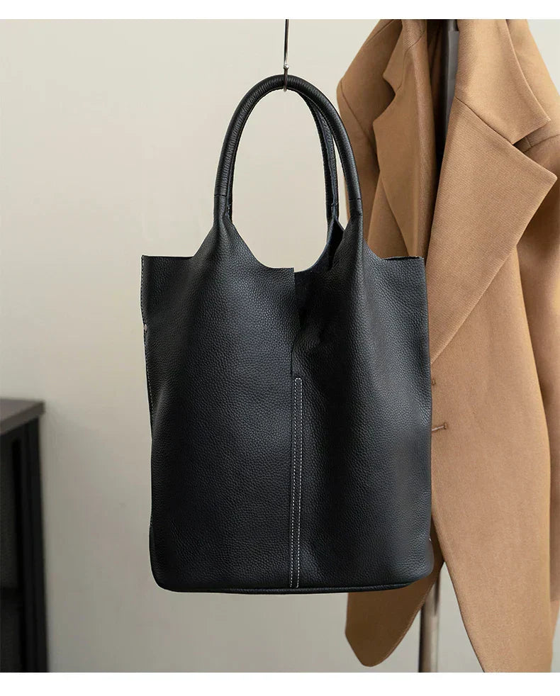Saga™ – Luxusní světle modrá kabelka typu bucket s koženým efektem