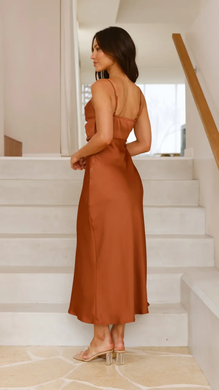 Elegantní dlouhé šaty pro ženy s tenkými ramínky